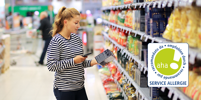 Junge Frau im Laden beim Aussuchen von Lebensmittel